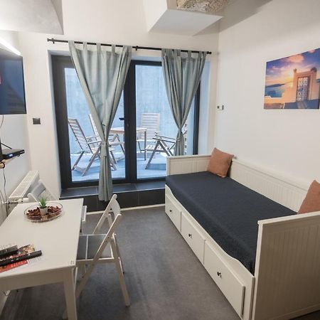 Peaceful Basement Apartment With Terrace & Free Gym Будапеща Екстериор снимка