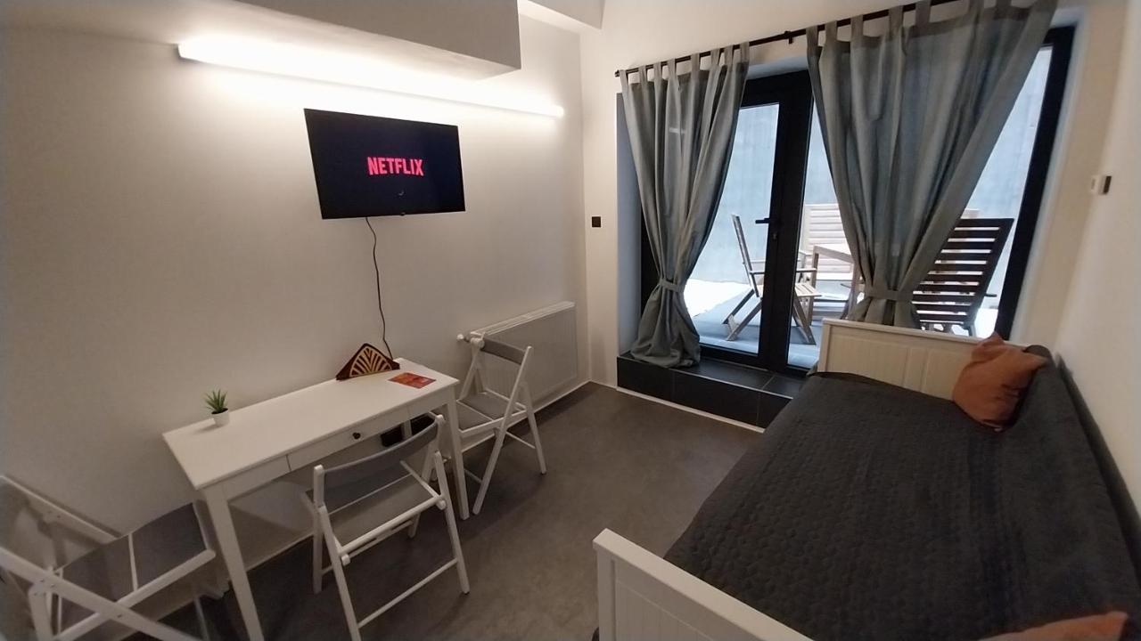 Peaceful Basement Apartment With Terrace & Free Gym Будапеща Екстериор снимка