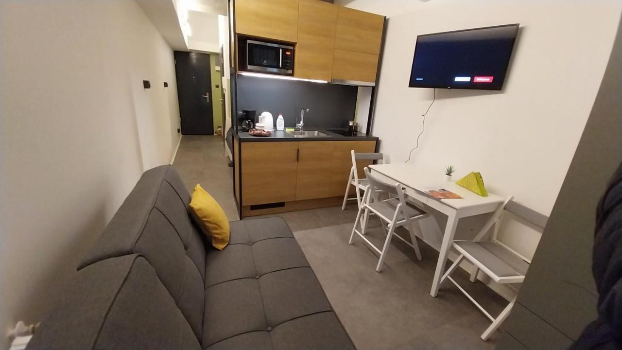 Peaceful Basement Apartment With Terrace & Free Gym Будапеща Екстериор снимка