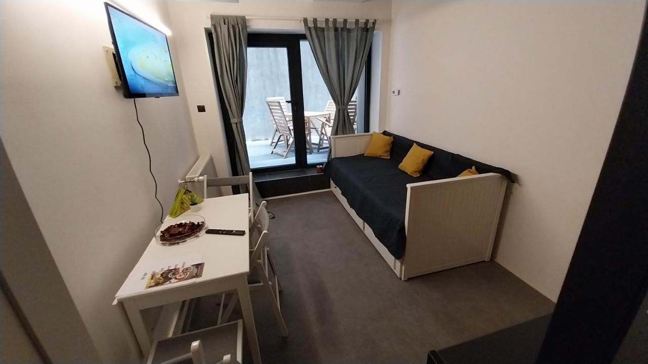 Peaceful Basement Apartment With Terrace & Free Gym Будапеща Екстериор снимка