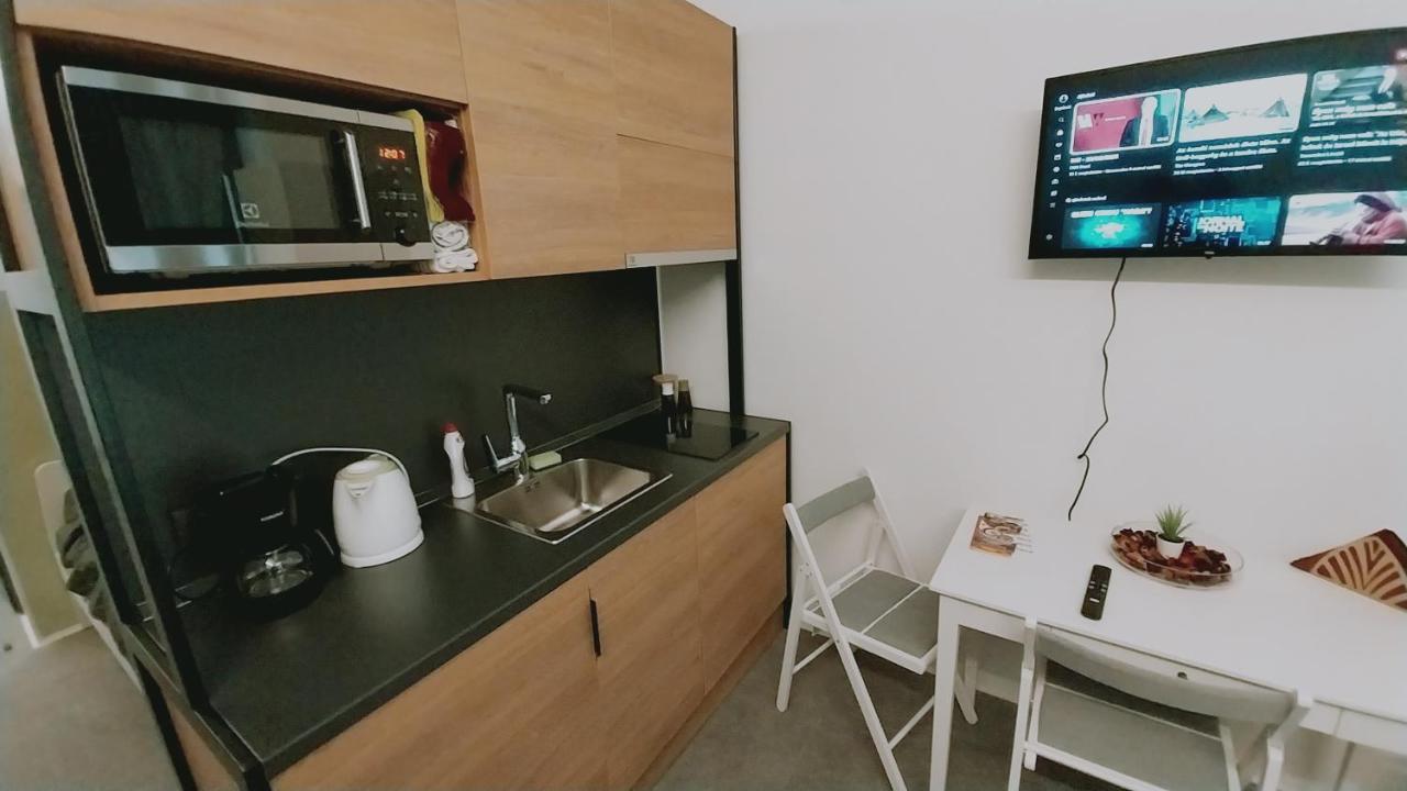 Peaceful Basement Apartment With Terrace & Free Gym Будапеща Екстериор снимка