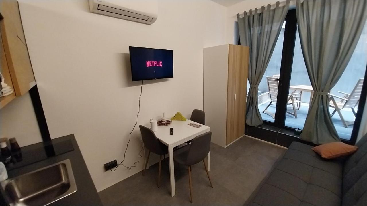 Peaceful Basement Apartment With Terrace & Free Gym Будапеща Екстериор снимка
